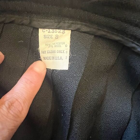 Vintage Chopard Elegant Black Pleated Skirt with Button Detail size 8. - Picture 8 of 9